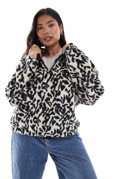 ONLY Curve – Gemustertes Fleece-Sweatshirt in Schwarz und Weiß mit kurzem Reißverschluss - view 1