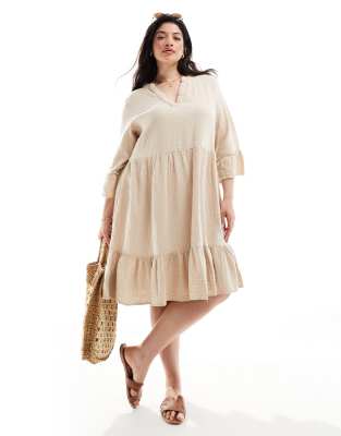 ONLY Curve – Gestuftes Kleid aus Webstoff in Beige 