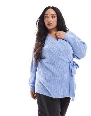 ONLY Curve - Gewickelte Strickjacke in Hellblau