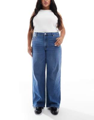 ONLY Curve - Jeans in Mittelblau mit hohem Bund und weitem Bein