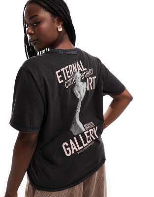 ONLY Curve - Kastiges T-Shirt in verwaschenem Schwarz mit „Gallery"-Print hinten