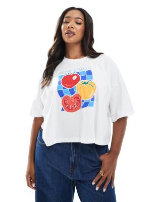 ONLY Curve - Kurzes T-Shirt in Weiß mit Tomaten-Grafik