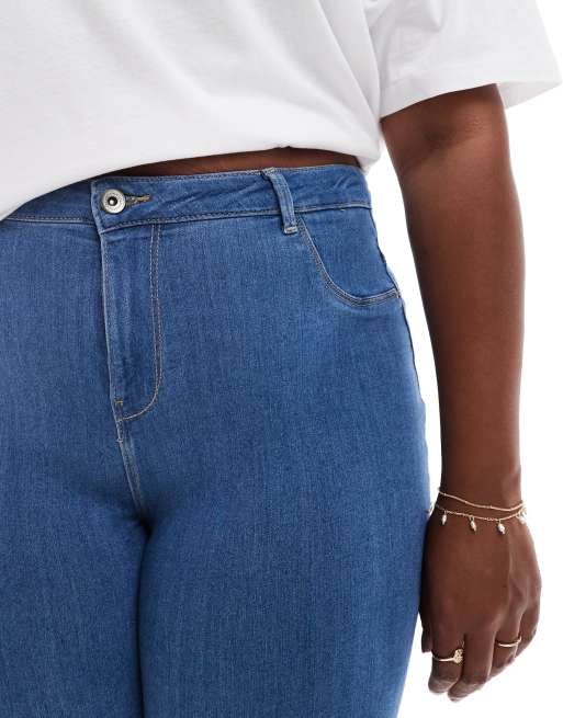 ONLY Curve – Lange Jeans-Shorts in Mittelblau, 4 von 5