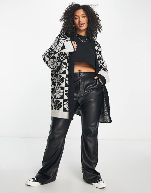Only Curve – Longline-Strickjacke in Schwarz mit Knopfleiste und Schachbrett-Blumenmuster 