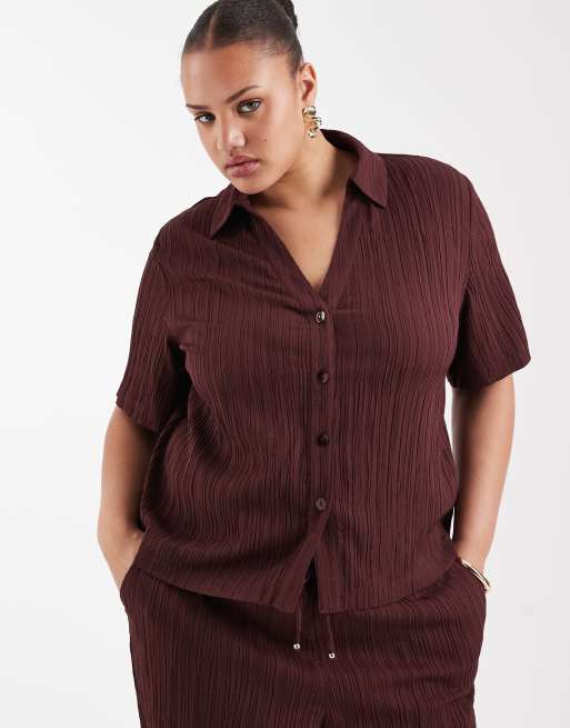 ONLY Curve - Co-ord set van overhemd met korte mouwen en broek met wijde pijpen met gekreukte textuur in chocoladebruin, 2 van 3