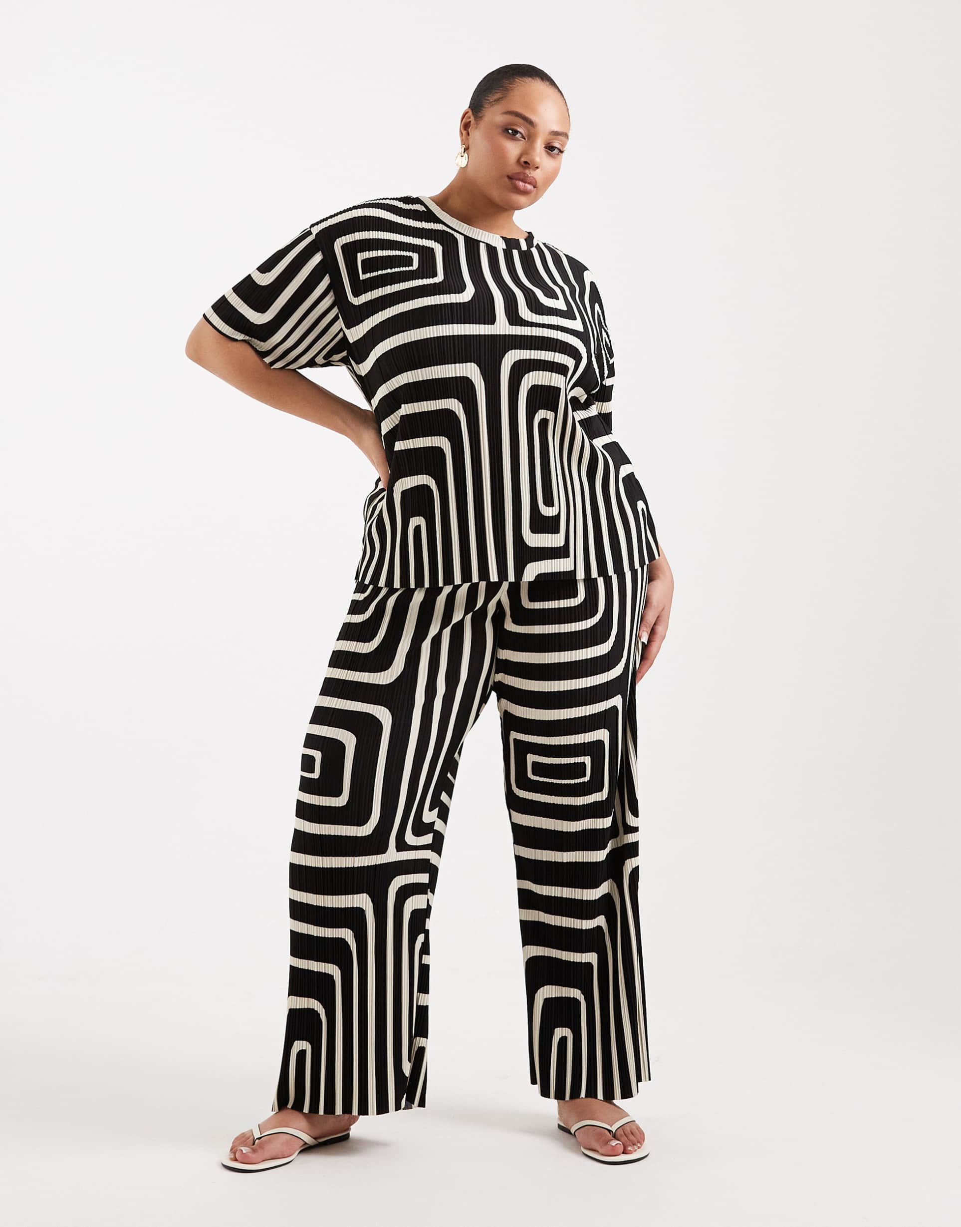 only curve plissé top in black abstract print - part of a set