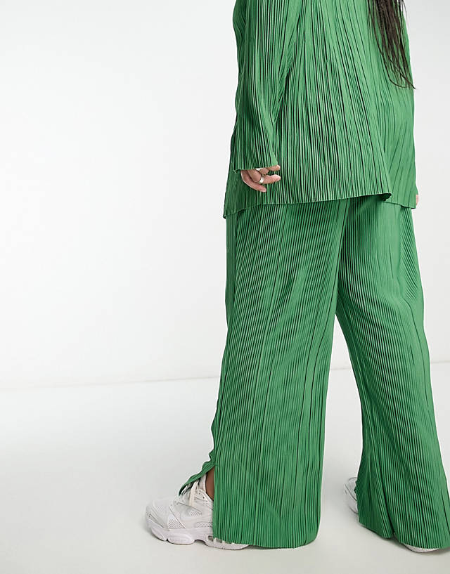 ONLY Curve - plisse wide leg trouser co-ord with side slit in green