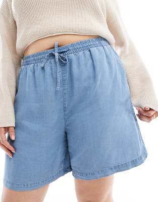 ONLY Curve pull on denim short in light blue φωτογραφία