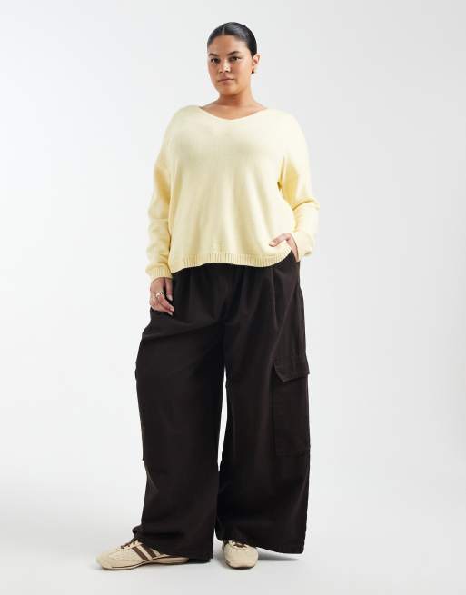 ONLY Curve – Pullover in Hellgelb mit V-Ausschnitt, 2 von 4