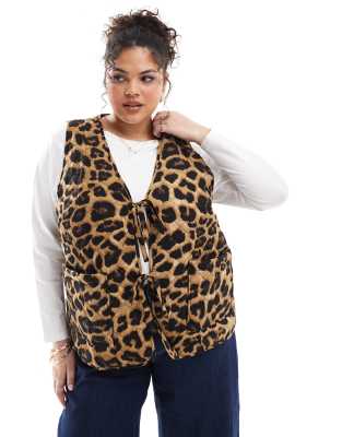 Only Curve ONLY Curve quilted gilet in leopard print-Brown