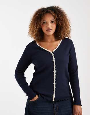 ONLY Curve - Strickjacke in Marineblau mit Rüschendetail