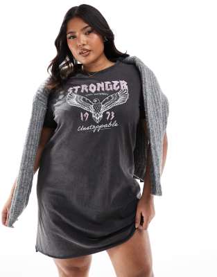 ONLY Curve - Stronger - T-Shirt-Kleid in Schwarz mit Print
