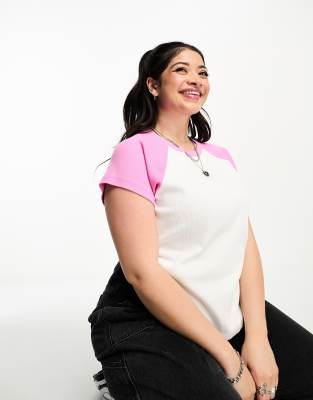 Only Curve – T-Shirt in Weiß mit farblich abgesetzten Raglanärmeln in Rosa