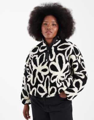 ONLY Curve - Teddyfleece-Jacke mit weißem Blumenmuster und Knopfleiste