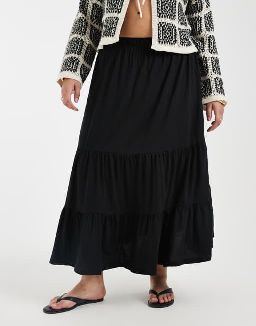 ONLY Curve tiered maxi skirt in black, 2 of 5