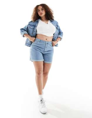 ONLY Curve - Vega - Jeans-Shorts in Hellblau mit Rollsaum