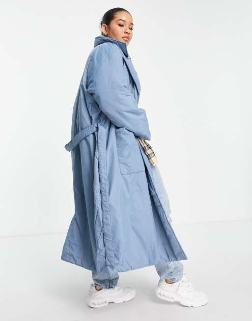 Only Curve – Wattierter Longline-Trenchcoat in Blau mit