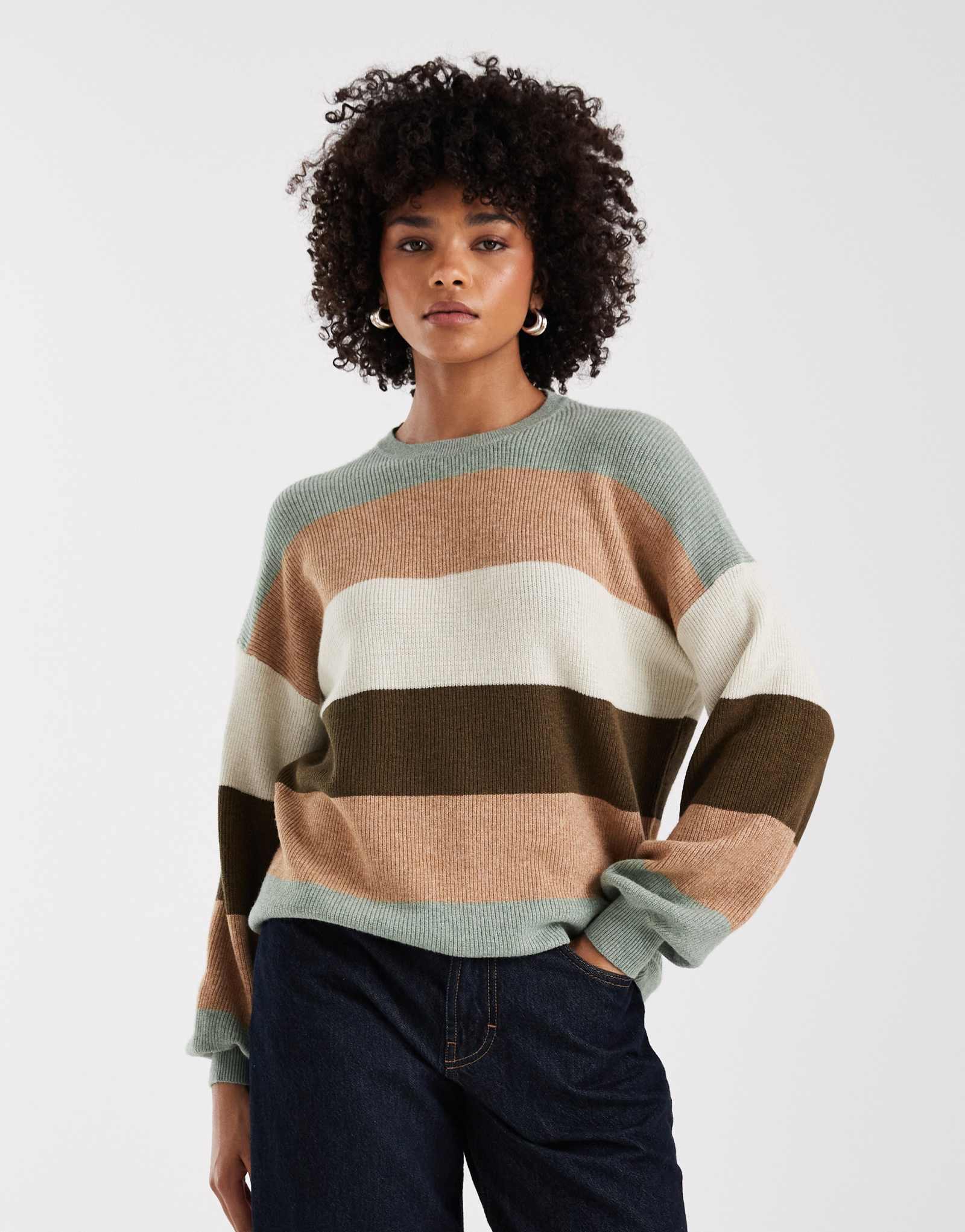 Полосатый свитер с открытыми плечами цвета хаки