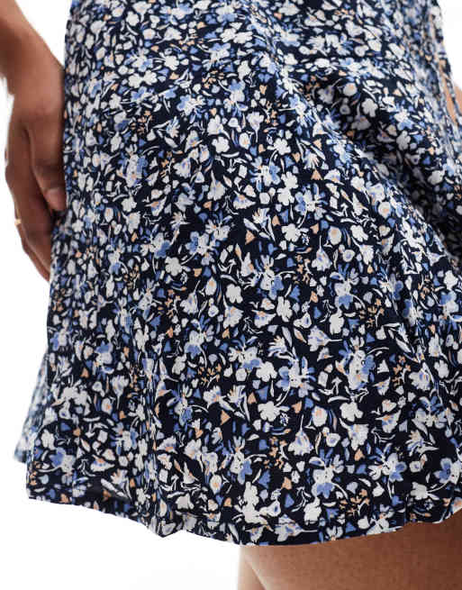ONLY elasticated waist skort in navy ditsy floral  , 3 of 5