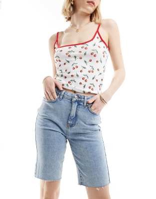 ONLY - Emily - Longline Jeans-Shorts in hellblauer Waschung mit unverarbeitetem Saum und mittelhohem Bund