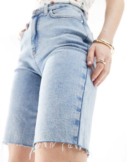 ONLY – Emily – Longline Jeans-Shorts in hellblauer Waschung mit unverarbeitetem Saum und mittelhohem Bund , 5 von 5