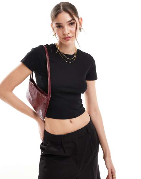 ONLY – Eng anliegendes, knappes T-Shirt in Schwarz - view 1