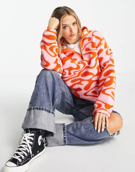 Only – Exclusive – Czerwono-różowy wzorzysty sweter z kożuszka z zamkiem pod szyją