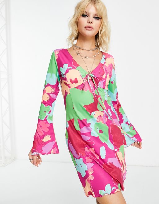 Only Exclusive – Jaskrawa sukienka mini z dekoltem w szpic i rozciętymi  rękawami w kwiatowy wzór | ASOS