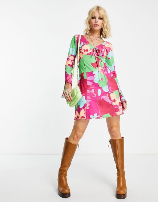 Only Exclusive – Jaskrawa sukienka mini z dekoltem w szpic i rozciętymi  rękawami w kwiatowy wzór | ASOS