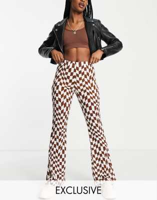 Only - Exclusives - Flare-broek in chocoladebruin dambordpatroon