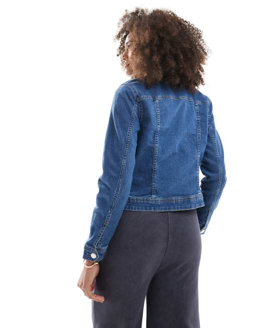 ONLY – Figurbetonte Jeansjacke in mittelblauer Waschung, 4 von 4