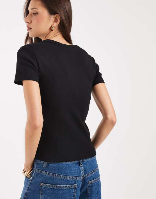 ONLY – Figurbetontes T-Shirt in Schwarz, 4 von 4