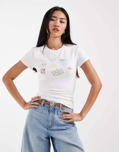 ONLY – Figurbetontes T-Shirt in Weiß mit Dinner-Print - view 1