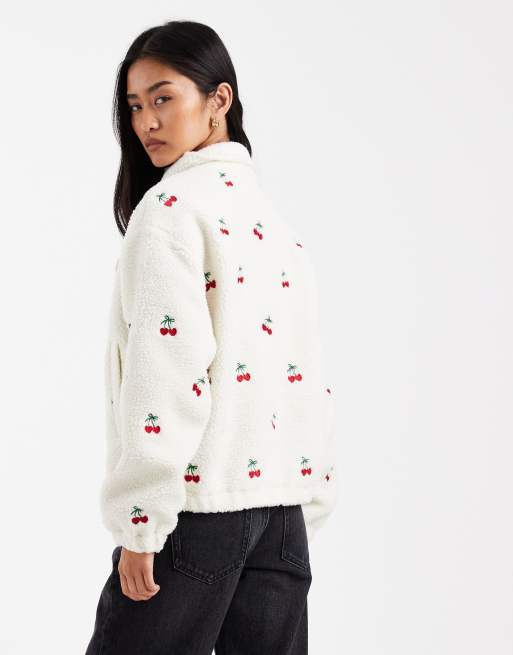 ONLY – Fleece-Jacke in Weiß mit Kirsch-Stickereien, 3 von 4