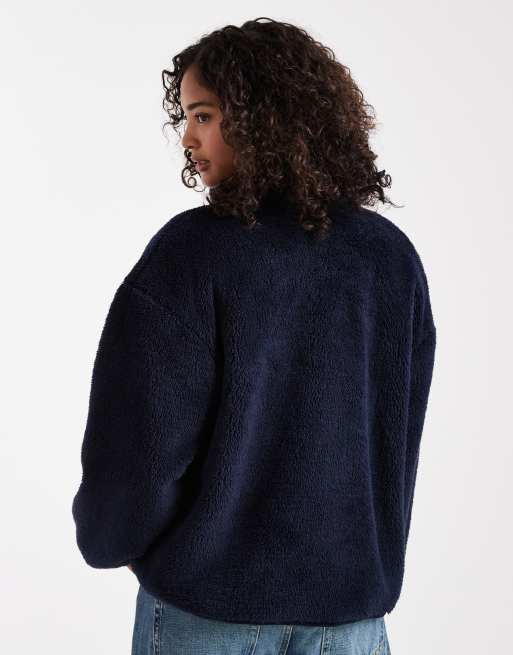 ONLY – Fleecejacke in Marineblau mit großer Kontrast-Tasche, 4 von 4
