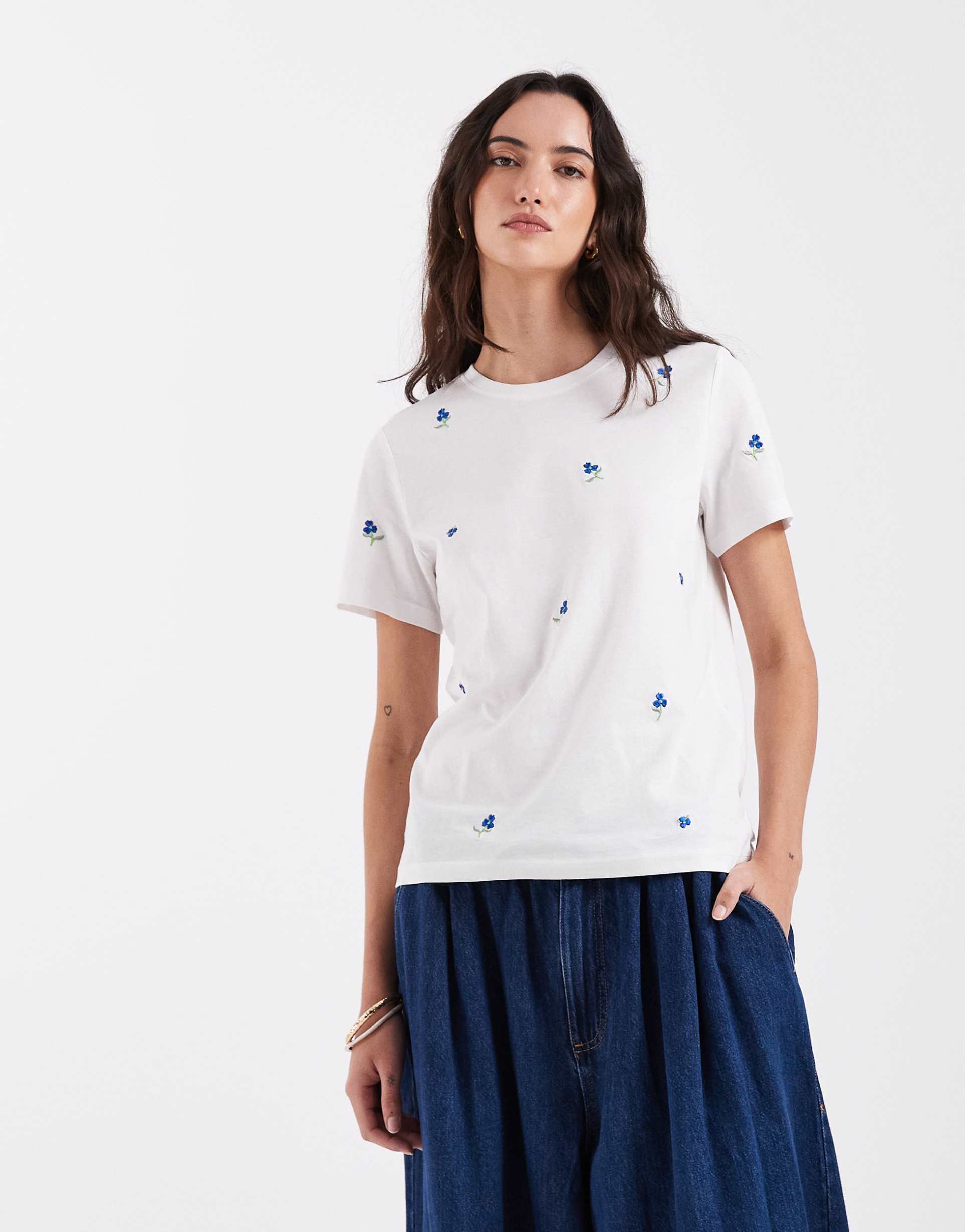 only floral embroidery crew neck t-shirt in white