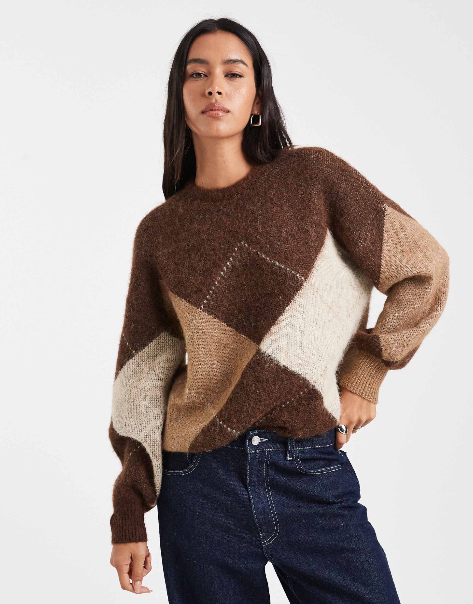 only fluffy knit sweater in brown argyle