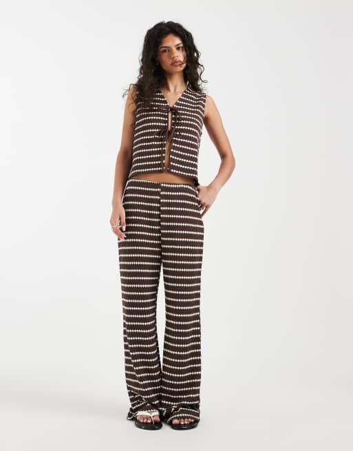 ONLY - Co-ord set van gestreepte gebreide top met gestrikte voorkant en broek met wijde pijpen in bruin, 2 van 3