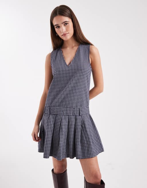 ONLY - Geplooide mouwloze mini jurk met verlaagde zoom in marineblauwe gingham ruit, 2 van 4