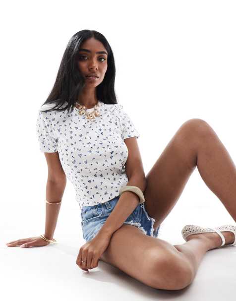 ONLY - Geribbelde cropped top in wit met blauwe bloemenprint - view 1