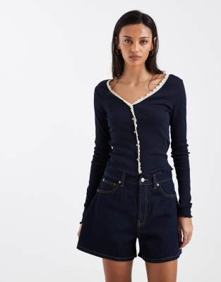 ONLY - Gerippte Strickjacke in Marineblau mit gekräuseltem Saum und Kontrastnaht