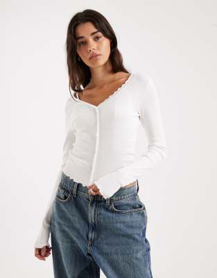 ONLY - Gerippte Strickjacke in Weiß mit Kräuselsaum