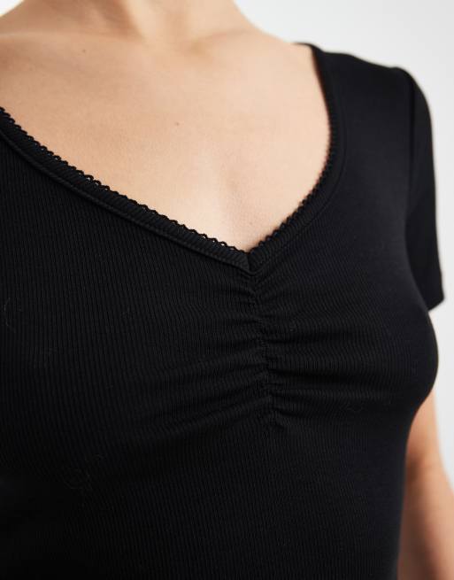 ONLY – Geripptes Cropped-T-Shirt in Schwarz mit V-Ausschnitt und Raffung, 2 von 4