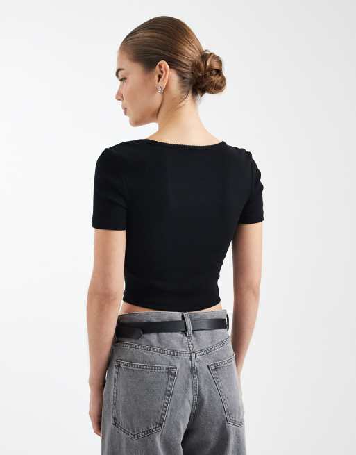 ONLY – Geripptes Cropped-T-Shirt in Schwarz mit V-Ausschnitt und Raffung, 3 von 4