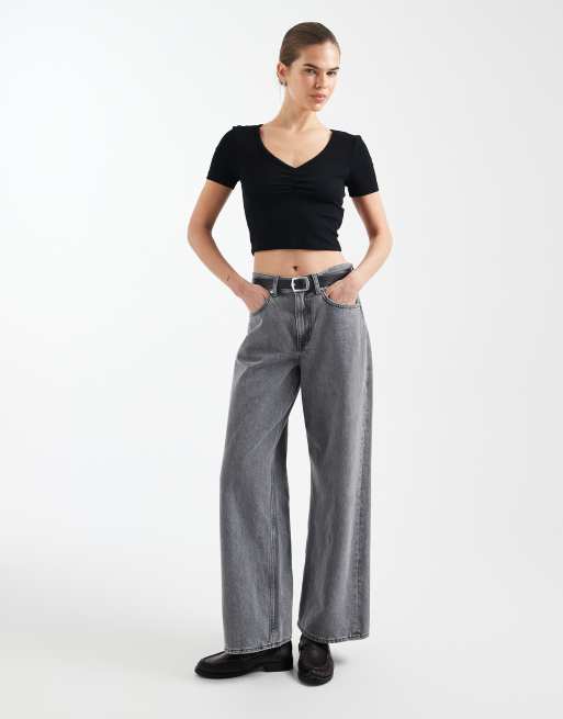 ONLY – Geripptes Cropped-T-Shirt in Schwarz mit V-Ausschnitt und Raffung, 4 von 4