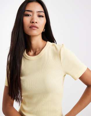 ONLY - Geripptes T-Shirt in Blassgelb