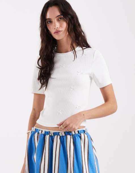 ONLY – Geripptes T-Shirt in Weiß mit Schleifendetails - view 1