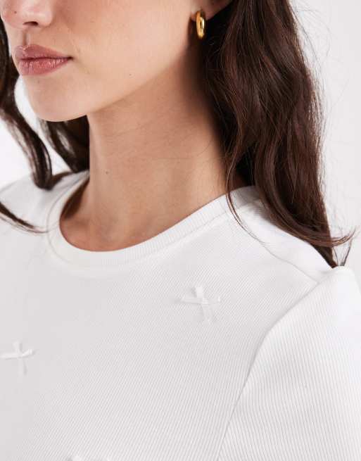 ONLY – Geripptes T-Shirt in Weiß mit Schleifendetails, 3 von 4