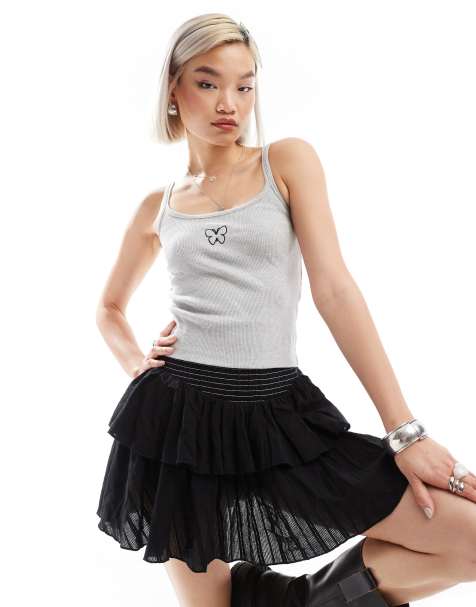 ONLY – Geripptes Tanktop in Grau mit gesticktem Schmetterling - view 1