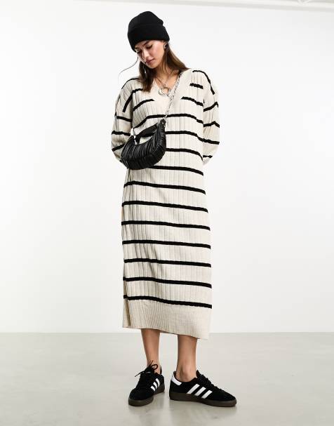 Only – Gestreiftes, wadenlanges Strickkleid in Cremeweiß und Schwarz mit V-Ausschnitt - view 1